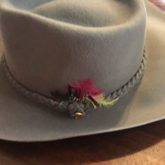 Cowboy hat 🤠  Grey/braid around crown/feathers/kangaroo accent gold tone large - Picture 4 of 14